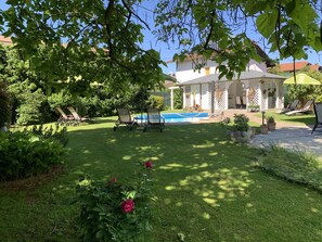 Outdoor pool, a heated pool - Vila Lesce apartment near Bled with an outdoor seasonal swimming pool (Lesce)