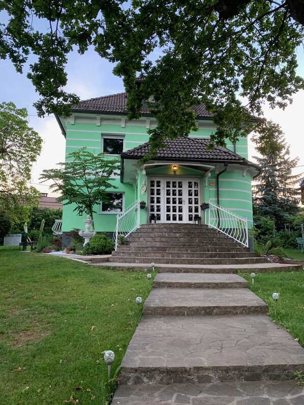 Exterior - Vila Lesce apartment near Bled with an outdoor seasonal swimming pool (Lesce)