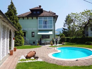 Outdoor pool, a heated pool - Vila Lesce apartment near Bled with an outdoor seasonal swimming pool (Lesce)