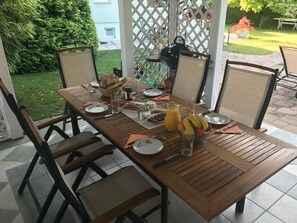 Outdoor dining - Vila Lesce apartment near Bled with an outdoor seasonal swimming pool (Lesce)