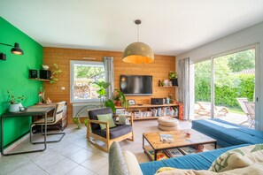 TV, DVD player, mesa de pingue-pongue, livros