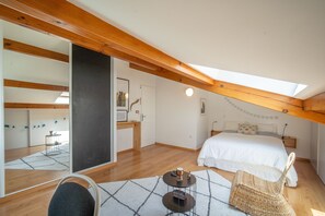 5 quartos, ferros/tábuas de passar roupa, Wi-Fi, roupa de cama