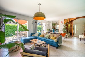 TV, DVD player, mesa de pingue-pongue, livros