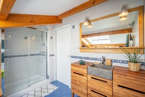 Combined shower/tub, hair dryer, towels