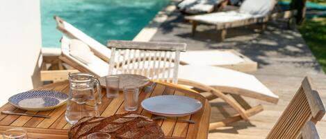 حمّام سباحة خارجي، حمّام سباحة مُدفَّأ