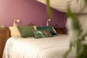 5 bedrooms, iron/ironing board, WiFi, bed sheets