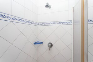 Combined shower/bathtub, bidet, towels - N212 - Numana, four-room apartment in the center with terrace (Numana)