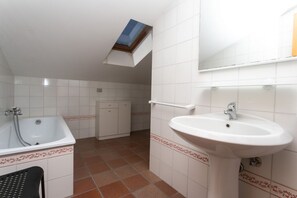 Combined shower/bathtub, bidet, towels - N212 - Numana, four-room apartment in the center with terrace (Numana)