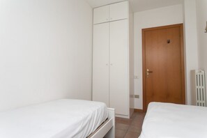 3 bedrooms, bed sheets