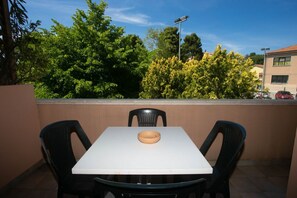 تناول الطعام بالخارج