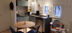 Een koelkast, een microgolfoven, een oven, een kookplaat