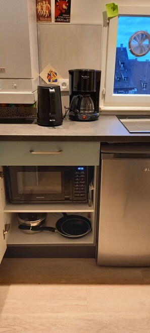 Een koelkast, een microgolfoven, een oven, een kookplaat