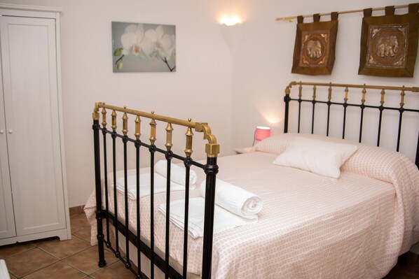 Family House | 3 bedrooms, soundproofing, iron/ironing board, bed sheets - la cueva de la abuela asuncion (Cuevas del Campo)