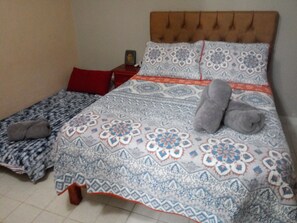 2 chambres, coffres-forts dans les chambres, fer et planche à repasser