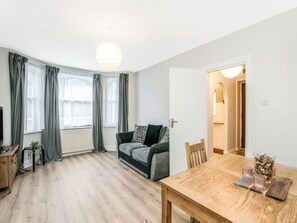 TV - Basement Hideaway near Acton Main Line: Your Peaceful Escape with London at Your Fingertips - Pass the Keys (London)