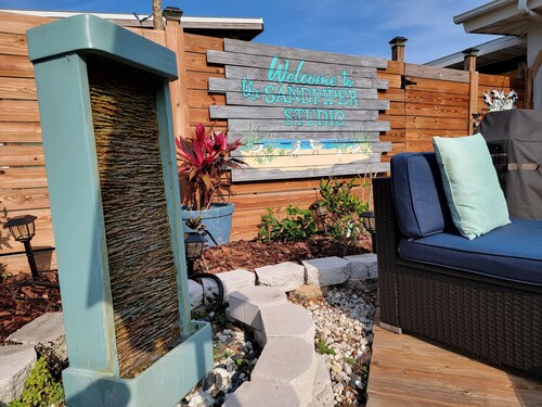 Sandpiper Studio – Relaxing Coastal Getaway w/ Jacuzzi & Private Yard