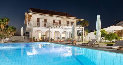 Villa Paradiso: Große, modern renovierte Villa mit 4 Schlafzimmern und privatem Pool in Strandnähe