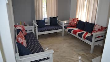 Casa de campo standard (Meraai se Plek) | Área de estar | TV