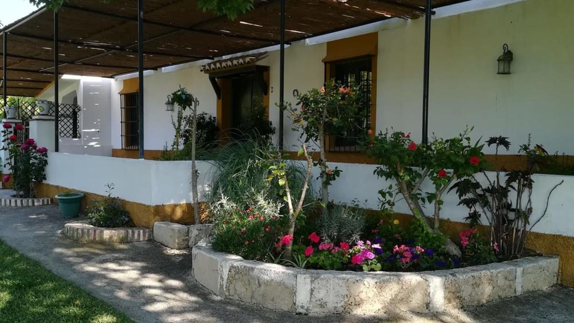 تفاصيل الفندق من الخارج