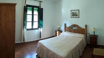 8 bedrooms, iron/ironing board, free WiFi, bed sheets