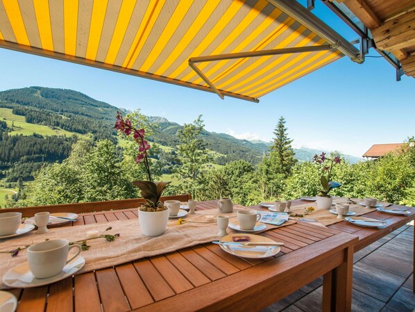 Outdoor dining - Beautiful private villa for 8 people with WIFI, TV, terrace and pets allowed (Wolfbach)