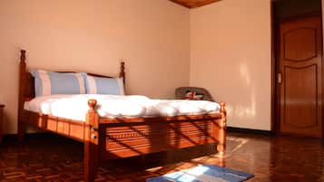 Kamar Double | Meja kerja, tirai kedap cahaya, Wi-Fi gratis, dan seprai linen