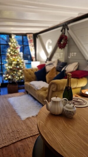 TV, DVD player, books, video library - Romantic streamside Carriage next to Coast Path ♥️ Short walk to beach & pub! 🥂 (Ruan minor)