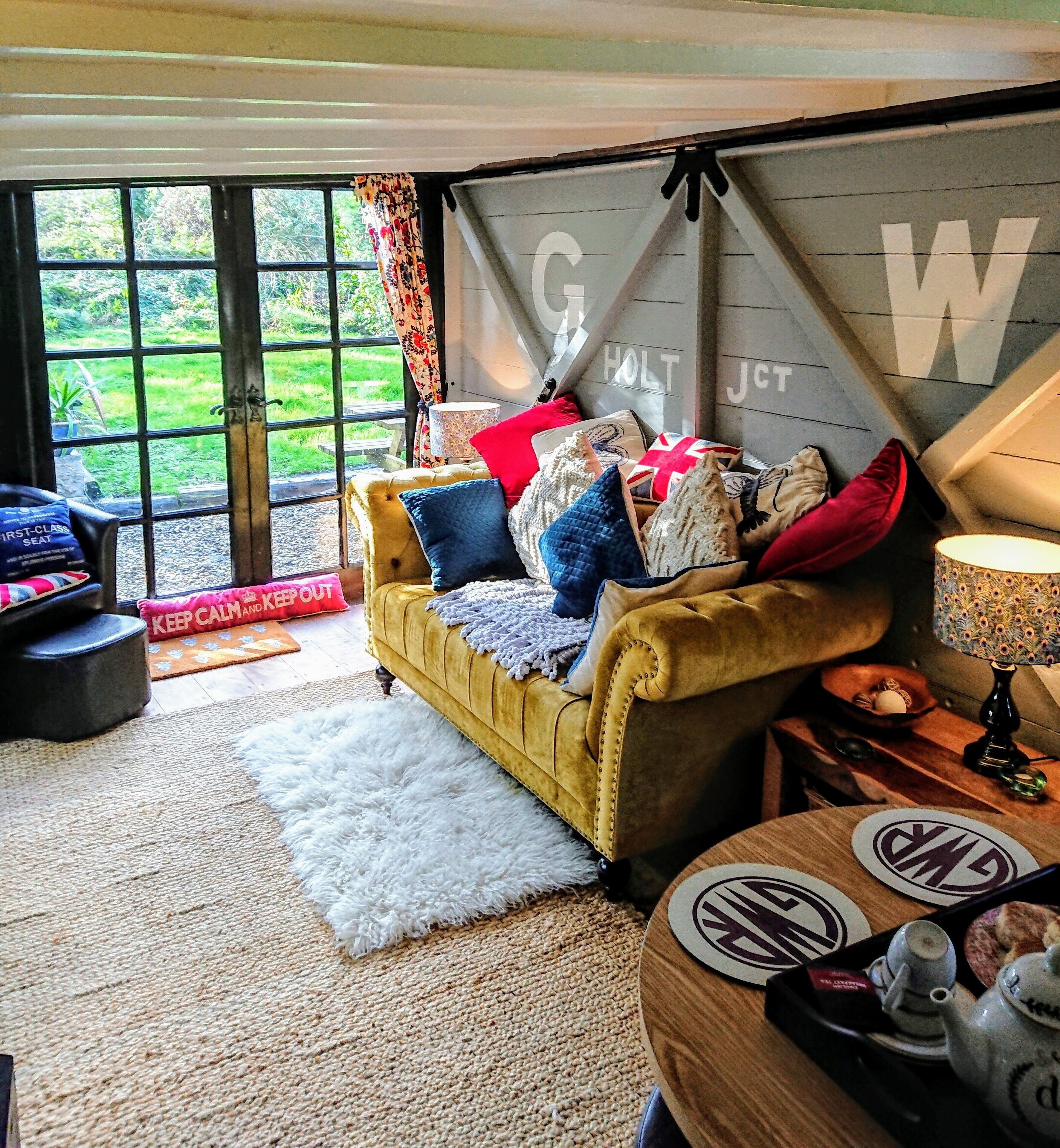 Una televisión, un reproductor de DVD, libros, una videoteca