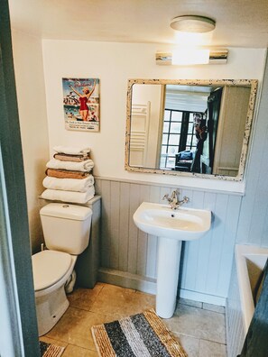 Badekar, hårføner, håndklær og såpe