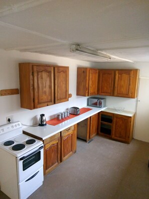 Réfrigérateur, four à micro-ondes, un four, vaisselle et ustensiles