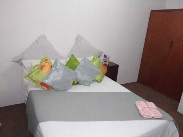 3 chambres, fer et planche Ă repasser, accĂšs Ă Internet, literie fournie