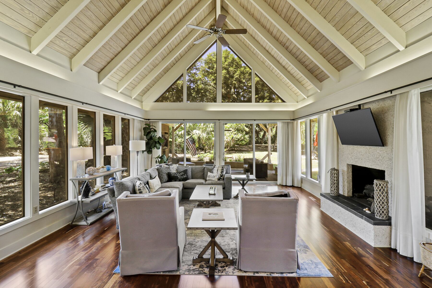 Smart TV, fireplace, DVD player, table tennis