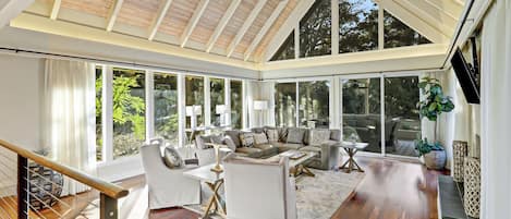 Smart-TV, peis, DVD-spiller og bordtennis