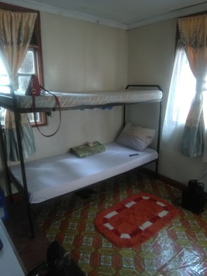 Quadruple Room | Bed sheets - Murbs Hostel (Kisumu)