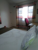 Escritorio, cortinas blackout y tabla de planchar con plancha 