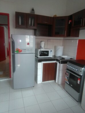 Habitació doble | Cuina bàsica privada | Microones, forn, placa de cuina i bullidora elèctrica 