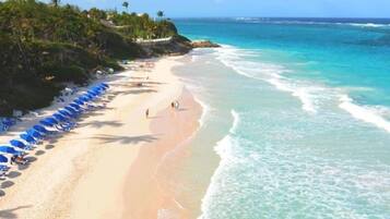 Playa en los alrededores, camastros y toallas de playa