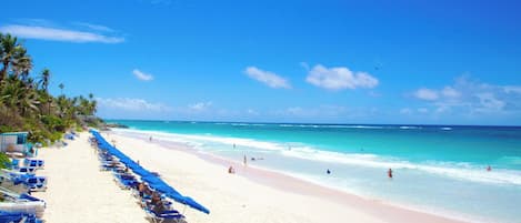Perto da praia, espreguiçadeiras, toalhas de praia