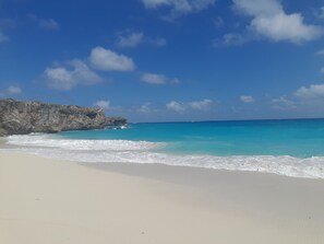 Playa en los alrededores, camastros y toallas de playa 