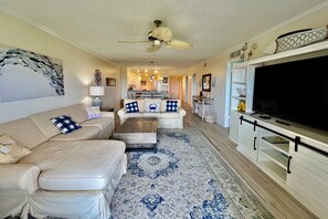 Fernseher, DVD-Player, Tischtennisplatte