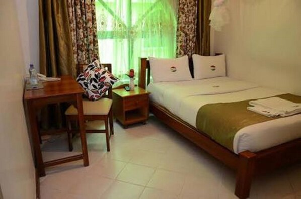 Single Room | Bed sheets - Comfy Bar And Restaurant (Nairobi)