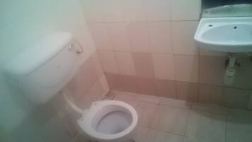 Single Room | Bathroom | Shower, rainfall showerhead, towels