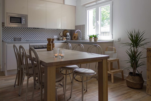 Kühlschrank, Mikrowelle, Ofen, Geschirrspüler