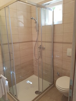 Dusche, Haartrockner, Handtücher, Seife