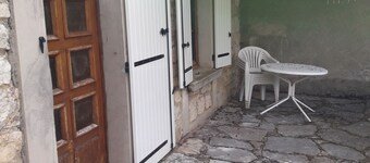 300 m from the river (swimming, canoe rental). View of the Gorges du Tarn