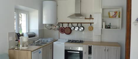 Réfrigérateur, four à micro-ondes, un four, surface de cuisson