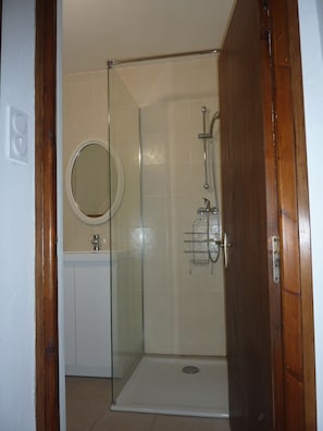 Shower - 300 m from the river (swimming, canoe rental). View of the Gorges du Tarn (Sainte-Énimie)