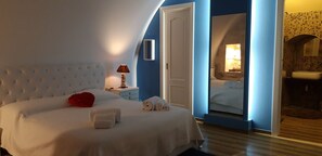 Superior Room, Multiple Beds, Smoking, Courtyard View | Premium bedding, individually decorated, individually furnished, desk - Aristogatti (Ragusa)