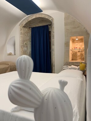 Superior Room, Multiple Beds, Smoking, Courtyard View | Premium bedding, individually decorated, individually furnished, desk - Aristogatti (Ragusa)