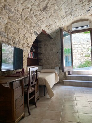 Family Room | Premium bedding, individually decorated, individually furnished, desk - Aristogatti (Ragusa)